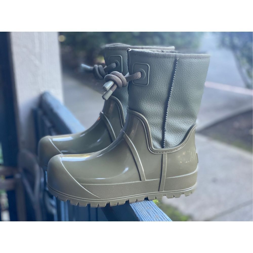 UGG® Women’s Raincloud Lace Burnt Olive Rubber Waterproof Rain Boots SZ US 8